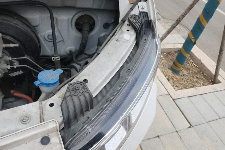 Used Wuling Yangguang 2024 300km Range Practical Window-Sealed Version 60kW Engine Bay Left