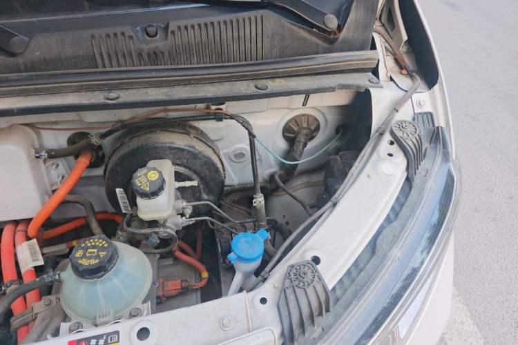 Used Wuling Yangguang 2024 300KM Comfort Version Passenger Van 75kW Engine Bay Left
