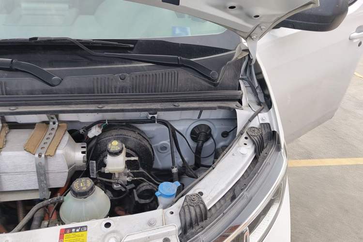 Used Wuling Yangguang 2024 300km Comfort-Grade Passenger Van 60kW Engine Bay Left