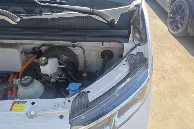 Used Wuling Yangguang 2024 300km Comfort-Grade Passenger Van 60kW Engine Bay Left