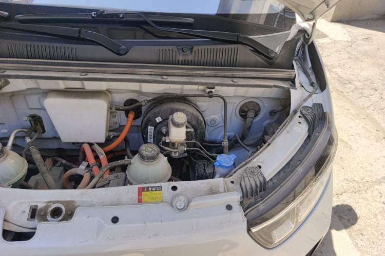 Used Wuling Yangguang 2024 300km Range Practical Window-Sealed Version 60kW Engine Bay Left