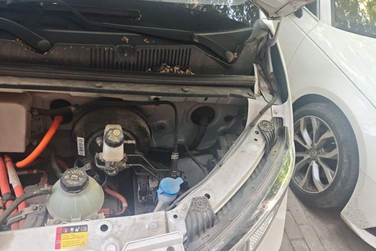 Used Wuling Yangguang 2024 300km Comfort-Grade Passenger Van 60kW Engine Bay Left