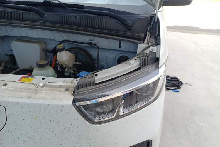 Used Wuling Yangguang 2024 300KM Comfort Version Passenger Van 75kW Engine Bay Left
