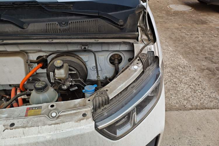 Used Wuling Yangguang 2024 300km Range Practical Window-Sealed Version 60kW Engine Bay Left