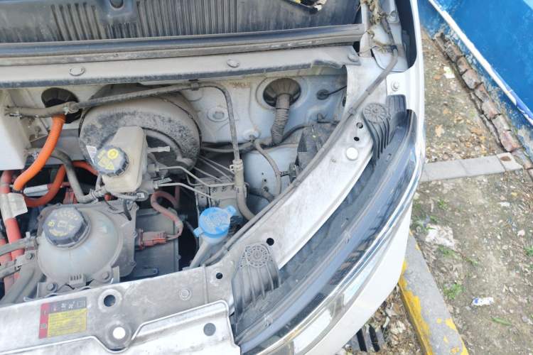 Used Wuling Yangguang 2024 300km Comfort Version with Sealed Windows 60kW Engine Bay Left