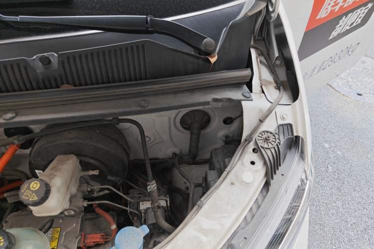 Used Wuling Yangguang 2024 300km Range Practical Window-Sealed Version 60kW Engine Bay Left