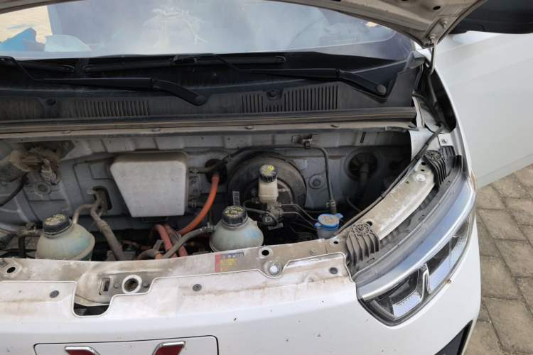 Used Wuling Yangguang 2024 300KM Comfort Version Passenger Van 75kW Engine Bay Left