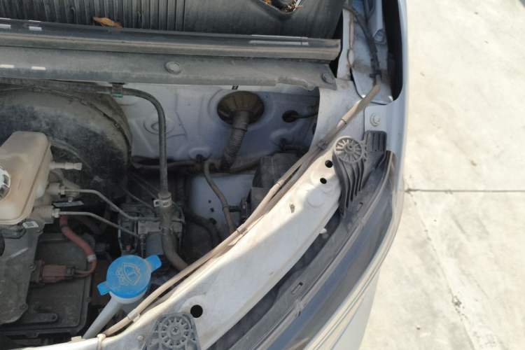 Used Wuling Yangguang 2024 300km Comfort-Grade Passenger Van 60kW Engine Bay Left