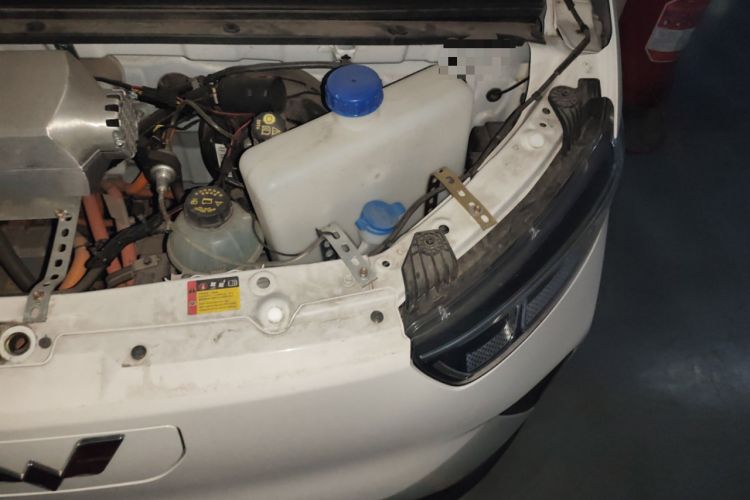 Used Wuling Yangguang 2024 300KM Comfort Version Passenger Van 75kW Engine Bay Left