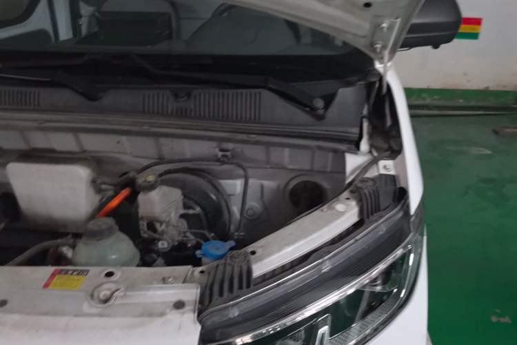 Used Wuling Yangguang 2024 300km Comfort Version with Sealed Windows 60kW Engine Bay Left