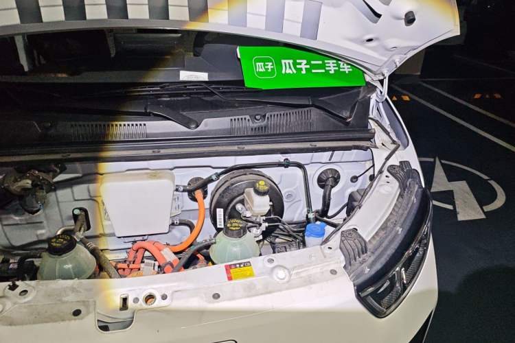 Used Wuling Yangguang 2024 300KM Comfort Version Passenger Van 75kW Engine Bay Left