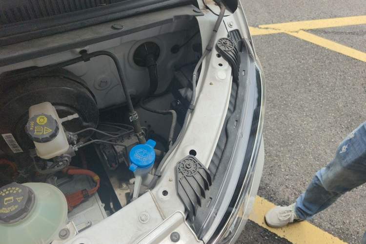 Used Wuling Yangguang 2024 300km Comfort Version with Sealed Windows 60kW Engine Bay Left
