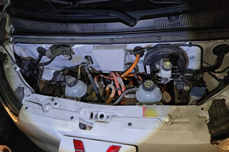 Used Wuling Yangguang 2024 300KM Comfort Version Passenger Van 75kW Engine Bay