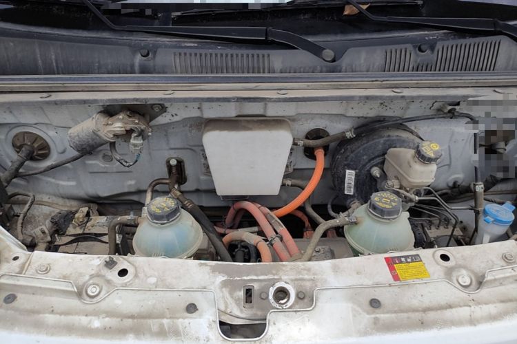 Used Wuling Yangguang 2024 300km Comfort-Grade Passenger Van 60kW Engine Bay