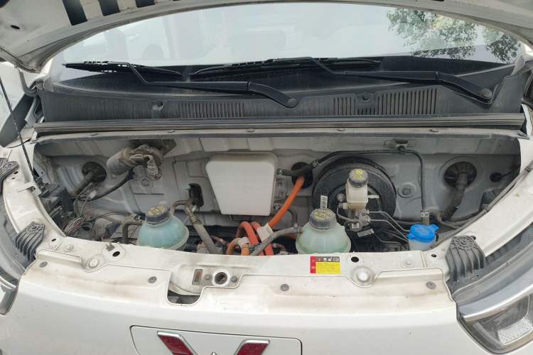 Used Wuling Yangguang 2024 300km Comfort Version with Sealed Windows 60kW Engine Bay