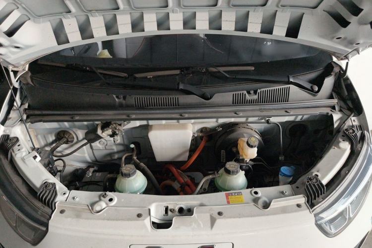 Used Wuling Yangguang 2024 300KM Comfort Version Passenger Van 75kW Engine Bay