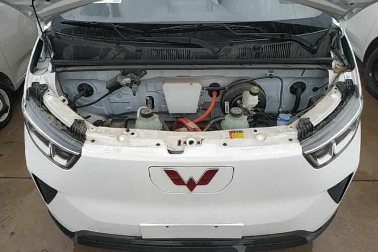 Used Wuling Yangguang 2024 300KM Comfort Version Passenger Van 75kW Engine Bay