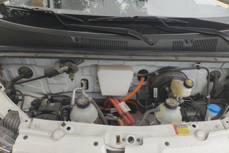 Used Wuling Yangguang 2024 300KM Comfort Version Passenger Van 75kW Engine Bay