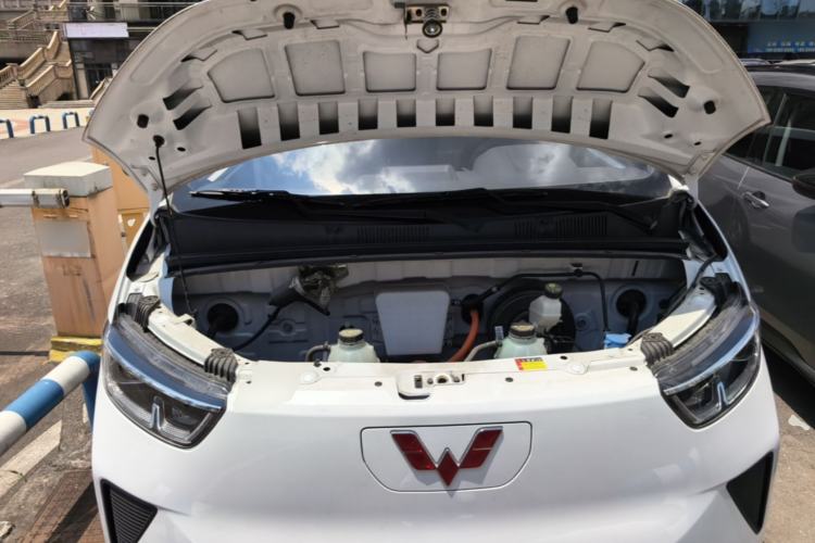 Used Wuling Yangguang 2024 300KM Comfort Version Passenger Van 75kW Engine Bay
