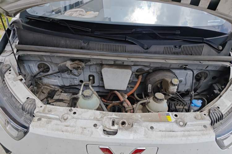 Used Wuling Yangguang 2024 300KM Comfort Version Passenger Van 75kW Engine Bay