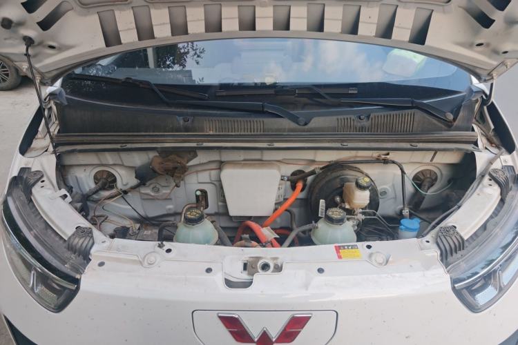 Used Wuling Yangguang 2024 300KM Comfort Version Passenger Van 75kW Engine Bay