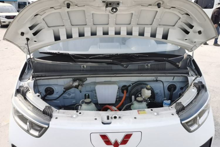 Used Wuling Yangguang 2024 300KM Comfort Version Passenger Van 75kW Engine Bay
