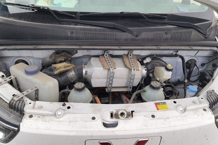 Used Wuling Yangguang 2024 300km Comfort-Grade Passenger Van 60kW Engine Bay