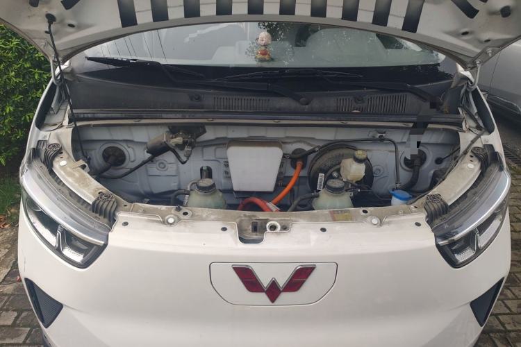 Used Wuling Yangguang 2024 300km Comfort-Grade Passenger Van 60kW Engine Bay