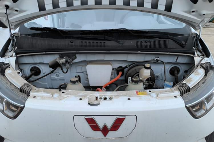 Used Wuling Yangguang 2024 300KM Comfort Version Passenger Van 75kW Engine Bay