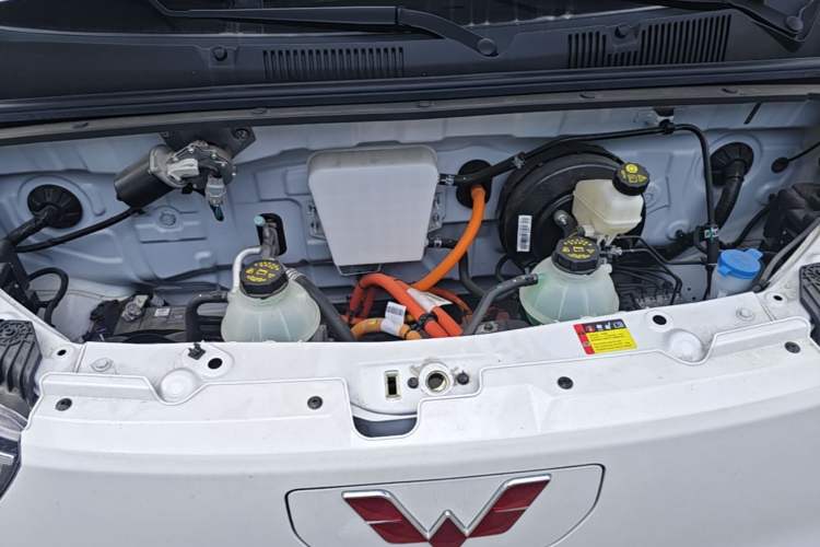 Used Wuling Yangguang 2024 300KM Comfort Version Passenger Van 75kW Engine Bay