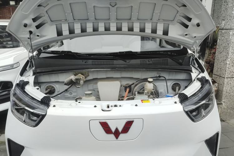 Used Wuling Yangguang 2024 300km Range Practical Window-Sealed Version 60kW Engine Bay
