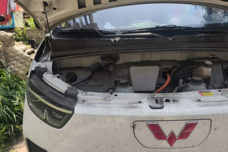 Used Wuling Yangguang 2024 300KM Comfort Version Passenger Van 75kW Engine Bay Right