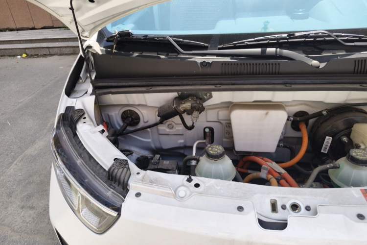 Used Wuling Yangguang 2024 300KM Comfort Version Passenger Van 75kW Engine Bay Right