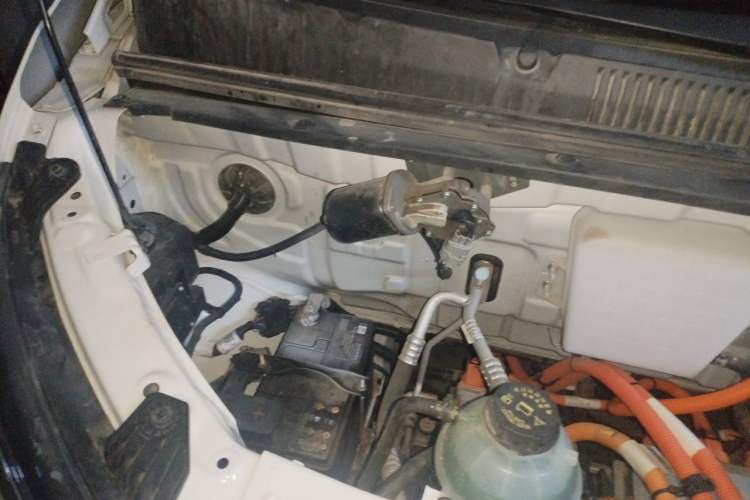 Used Wuling Yangguang 2024 300km Range Practical Window-Sealed Version 60kW Engine Bay Right