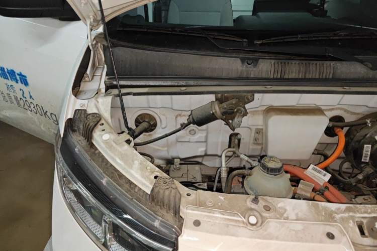 Used Wuling Yangguang 2024 300km Comfort Version with Sealed Windows 60kW Engine Bay Right