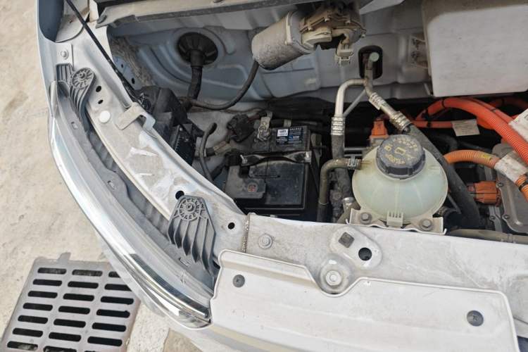 Used Wuling Yangguang 2024 300km Comfort-Grade Passenger Van 60kW Engine Bay Right