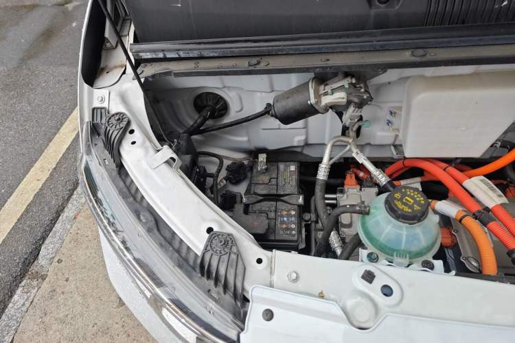 Used Wuling Yangguang 2024 300km Comfort Version with Sealed Windows 60kW Engine Bay Right