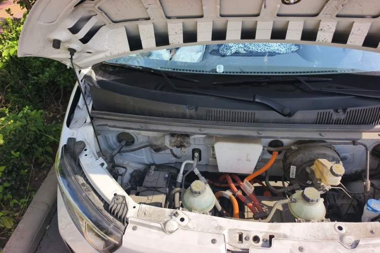Used Wuling Yangguang 2024 300km Range Practical Window-Sealed Version 60kW Engine Bay Right