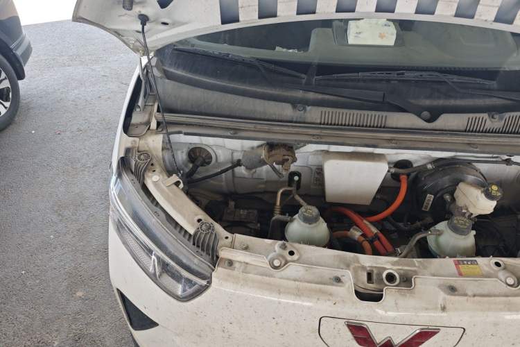 Used Wuling Yangguang 2024 300KM Comfort Version Passenger Van 75kW Engine Bay Right