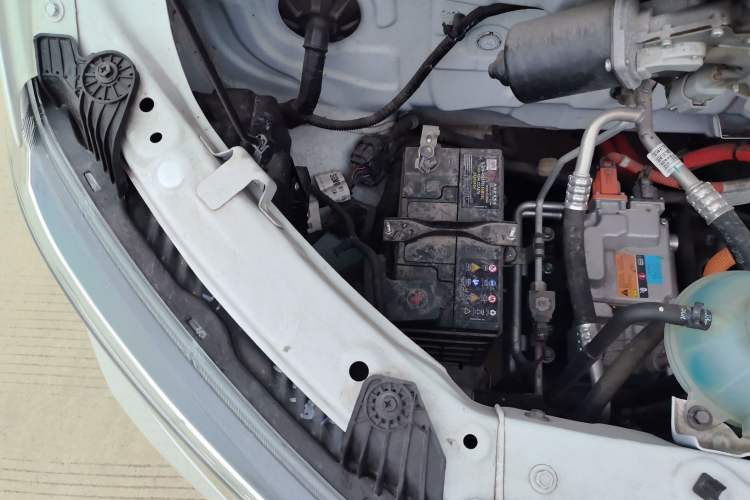 Used Wuling Yangguang 2024 300km Comfort Version with Sealed Windows 60kW Engine Bay Right