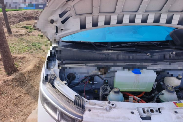 Used Wuling Yangguang 2024 300KM Comfort Version Passenger Van 75kW Engine Bay Right