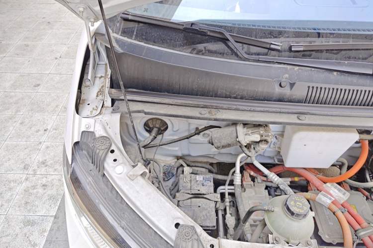 Used Wuling Yangguang 2024 300KM Comfort Version Passenger Van 75kW Engine Bay Right