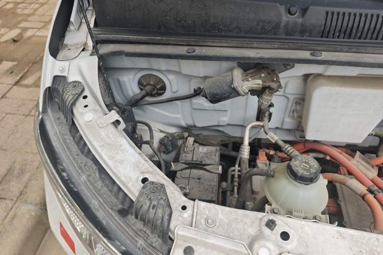 Used Wuling Yangguang 2024 300km Comfort-Grade Passenger Van 60kW Engine Bay Right