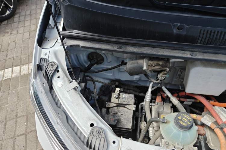 Used Wuling Yangguang 2024 300KM Comfort Version Passenger Van 75kW Engine Bay Right