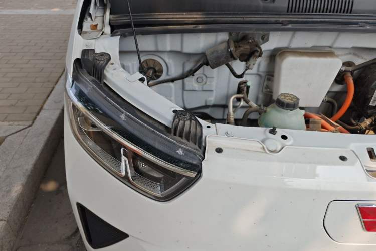 Used Wuling Yangguang 2024 300KM Comfort Version Passenger Van 75kW Engine Bay Right