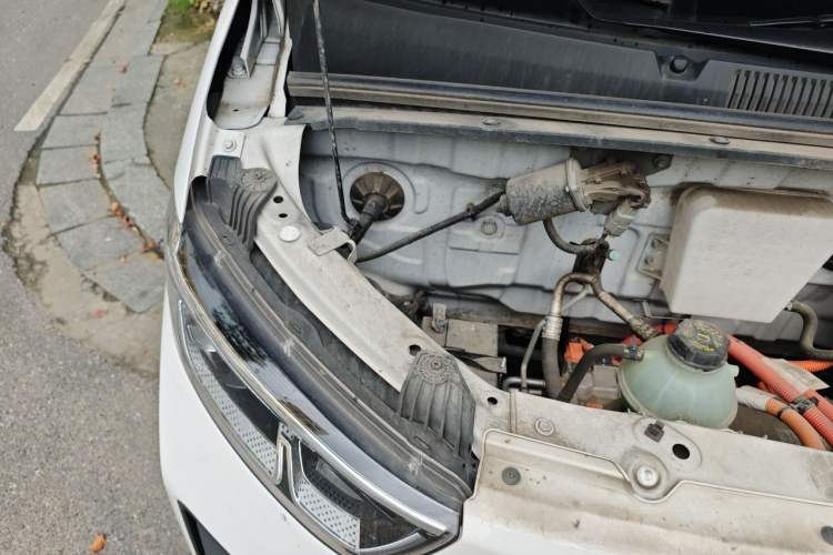 Used Wuling Yangguang 2024 300KM Comfort Version Passenger Van 75kW Engine Bay Right