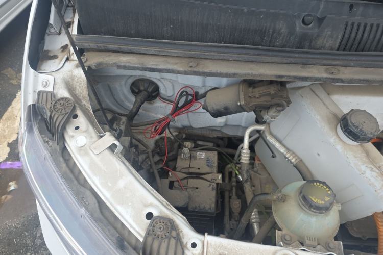 Used Wuling Yangguang 2024 300KM Comfort Version Passenger Van 75kW Engine Bay Right