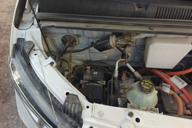 Used Wuling Yangguang 2024 300KM Comfort Version Passenger Van 75kW Engine Bay Right