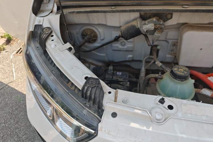 Used Wuling Yangguang 2024 300km Comfort-Grade Passenger Van 60kW Engine Bay Right