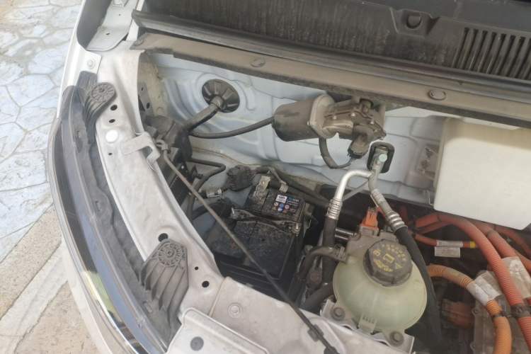 Used Wuling Yangguang 2024 300KM Comfort Version Passenger Van 75kW Engine Bay Right